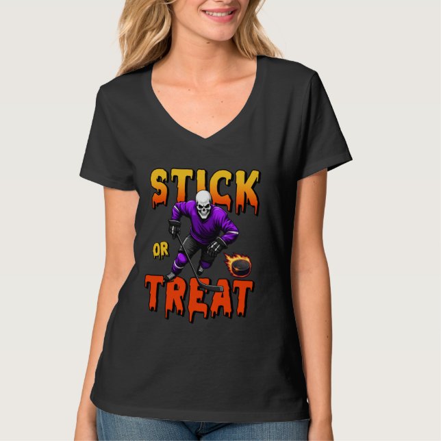 Stick eller Treat Halloween Hockey Skeleton Player T Shirt (Framsida)