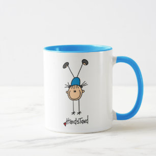 Stick figurflicka som gör handstansmuggar mugg