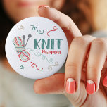 Sticka sker med Färg Knitting-garn Knapp<br><div class="desc">Den här garnknappen älskare bär den roliga pun "sticka råkar", som är populär hos många stickare och hantverkare. Konstruktionen har ett boll av garn som är självremsat i flera färgader och som är stickat av nål och ett par trådgarner av svan. Roligtens ordspråk är skrivet i handskriven, borstad typografi. Den...</div>