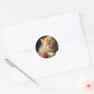 Sticka upplever Orange Kitten som leker med garn Runt Klistermärke