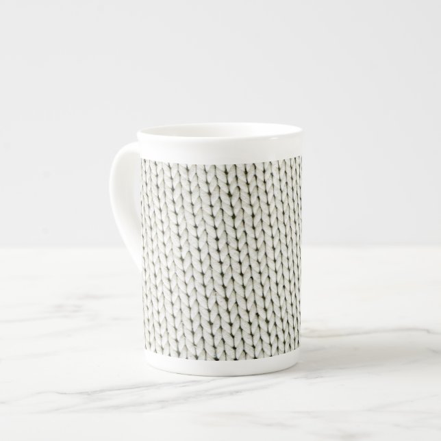 Stickad vit benporslin mugg (Framsida vänster)
