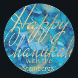 Stickers Colorully Guld Lycklig Chanukah Round Runt Klistermärke<br><div class="desc">"Colorully, Guld, Lycklig Chanukah" Stickers Round. Ha roligt att använda de här klisterlapparna som tårtspatchar, presenter, märkre för att stänga påsar eller spelar ingen roll sten, dina festligheter! Design inslag, "Lycklig Chanukah" kan flyttat, ändras och tas bort. Anpassa genom att ta bort text, "med Steinbergs" och lägga till din egen...</div>
