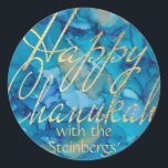 Stickers Colorully Guld Lycklig Chanukah Round Runt Klistermärke<br><div class="desc">"Colorully, Guld, Lycklig Chanukah" Stickers Round. Ha roligt att använda de här klisterlapparna som tårtspatchar, presenter, märkre för att stänga påsar eller spelar ingen roll sten, dina festligheter! Design inslag, "Lycklig Chanukah" kan flyttat, ändras och tas bort. Anpassa genom att ta bort text, "med Steinbergs" och lägga till din egen...</div>