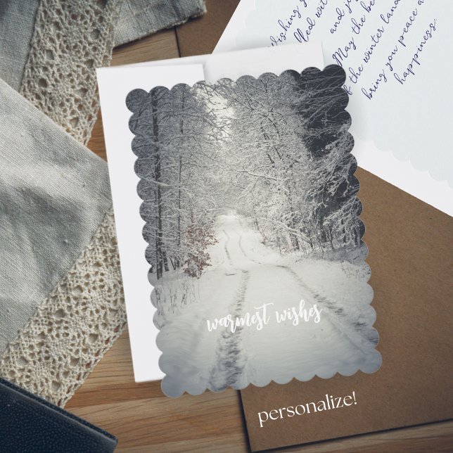 Stig genom en snötäckt vinterskog julkort (Skapare uppladdad)