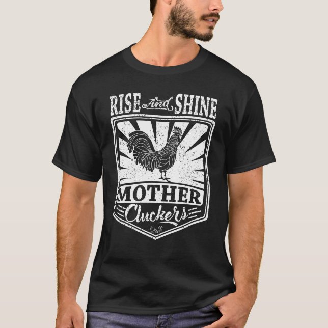 Stig Upp Och Lys Mor Cluckers  Kyckling T-Shirt (Framsida)
