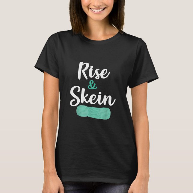 Stiga upp och Skein Knitter Crocheter Yarn Älskare T Shirt (Framsida)