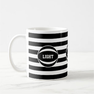 Stilfull boll på svart och vit randig kaffemugg