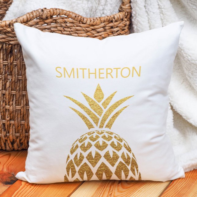 Stilfull guldananas vit familjenamn kudde (White and gold pineapple family name pillow)