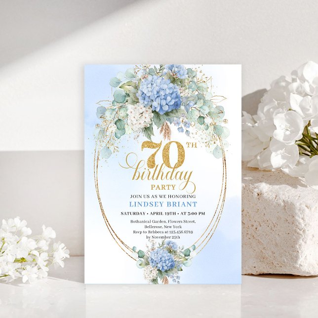 Stilfull inbjudan till 70-årsfirande med ljusblå h (Stylish 70th Birthday Light Blue Hydrangea Invitation)