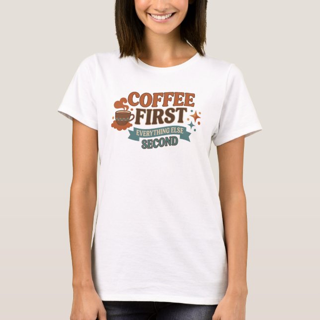 Stilfull KAFFE FÖRST ALLT ANNAT ANDRA Stil T Shirt (Framsida)