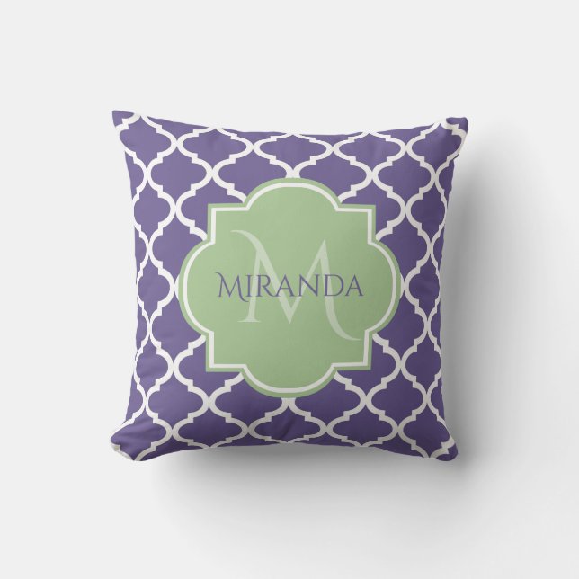 Stilfull lila quatrefoil och grönt namnmonogram kudde (Framsida)