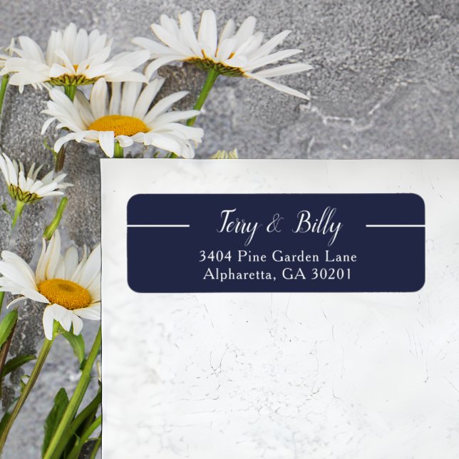 Stilfull marinblå script returadress för bröllop etikett (Stylish navy blue script return address label adds refined elegance to your wedding mail.)