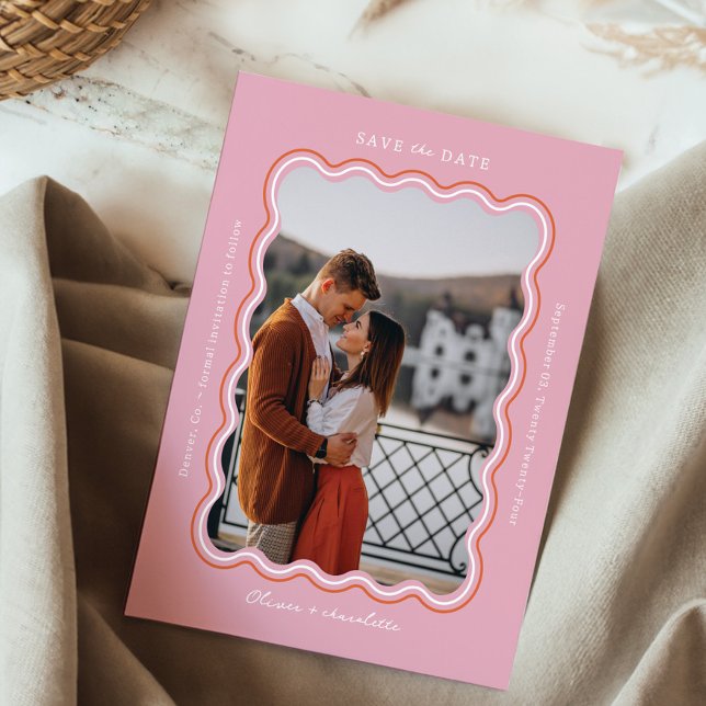 Stilfull minimal retro stil vågig fotoram rosa spara datumet (Stylish Minimal Retro Style Wavy Photo Frame Pink Save The Date)