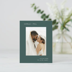Stilfull minimalistisk bröllopsfotografi i skoggrö tack kort