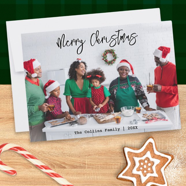 Stilfull modern skriptfoto God Jul Julkort (A stylish Christmas card template for you to add your own photo, name(s) and the year number)
