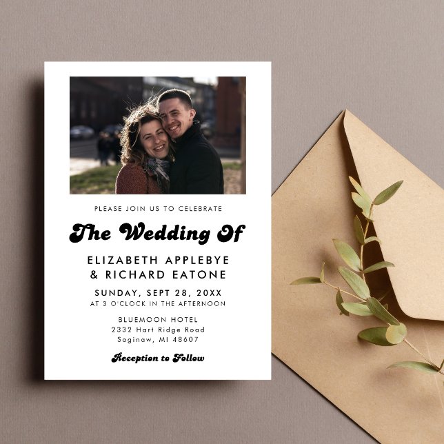 Stilfull Retro Svart & Vit Bröllopsfoto Inbjudningar (Retro black and white photo invitation shares your love story with a timeless, stylish feel.)