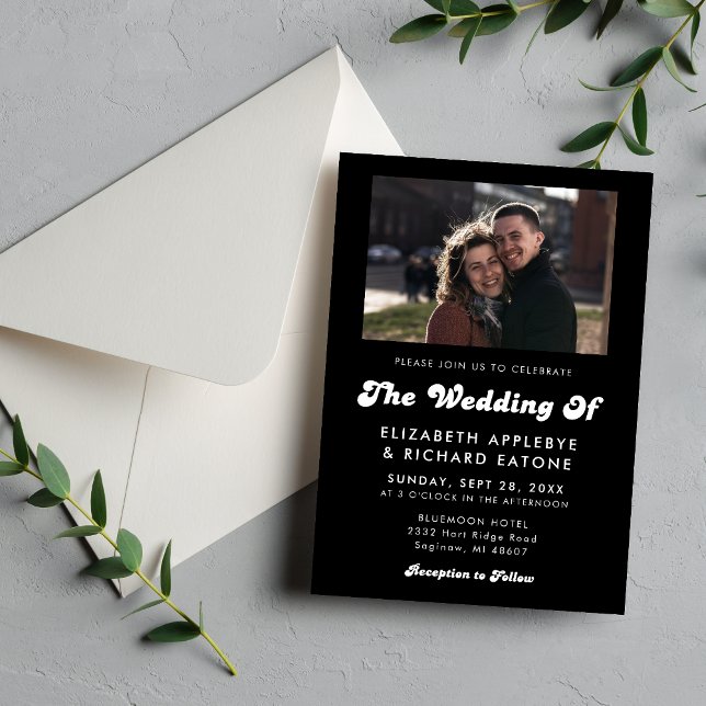 Stilfull Retro Svart & Vitt Bröllopsfoto Inbjudningar (Retro black and white photo invitation captures your love story with timeless, stylish charm.)