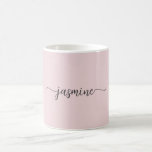 Stilfull rosa monogram namn signatur kaffe kaffemugg<br><div class="desc">Flickig minimalist enkel rosafärgad monogramnamn signatur skript anpassad personlig kaffemugg. Dessa mönster har ditt förnamn i en vacker handskriven svansfont signatur typografi på pastell rosa eller dammig rosa bakgrund. Dessa är lätta att anpassa. Snygg feminin husvärmningspresent, även för födelsedag, mors dag, bröllop, 16-årsfest, bröllopsfest, baby shower, för examensfest och den...</div>