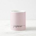 Stilfull rosa monogramnamnteckning kaffemugg<br><div class="desc">Flickig minimalist enkel rosé monogram namn signatur skript anpassad personlig kaffemugg. Dessa mönster har ditt förnamn i en vacker handskriven svansfont signatur typografi på pastell rosé eller dammig rosa bakgrund. Dessa är lätta att anpassa. Snygg feminin husvärmningspresent, även för födelsedag, mors dag, bröllop, sweet 16 födelsedagsfest, bröllopsfest, baby shower, för...</div>