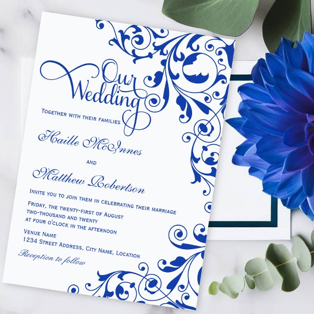 Stilfull Royal Blå Virvlar Bröllop Inbjudningar (Royal blue swirls and elegant script 'Our Wedding" text wedding invitation.)