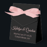 Stilfull svart & rosa bröllop presentaskar<br><div class="desc">Dessa vackra presentförpackningar kommer att tillföra en underbar färg till din bröllopsfest. Inte nog med att de kommer att innehålla små presenter till dina brudtärnor,  toastmasters och andra,  dessa lådor kommer också att vara en minnesstund från den underbara dagen. Kan anpassas. Av Sharon Lee Hudson.</div>