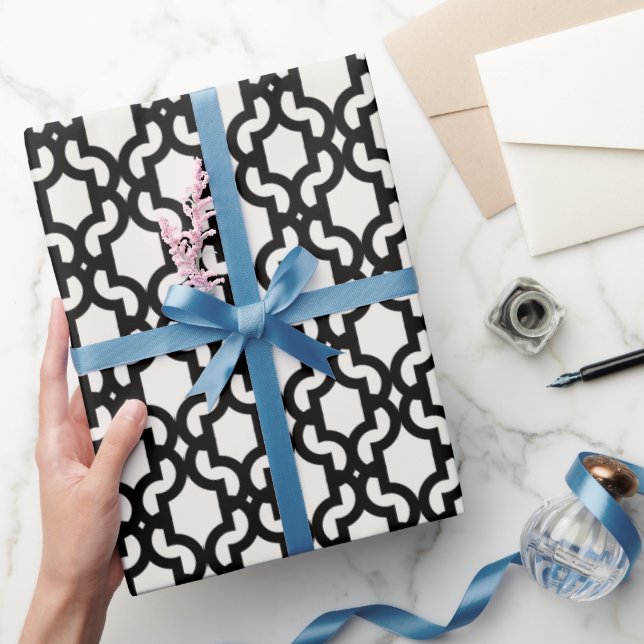 Stilfullt marockanskt svart quatrefoil-gittermönst presentpapper (Gifting)