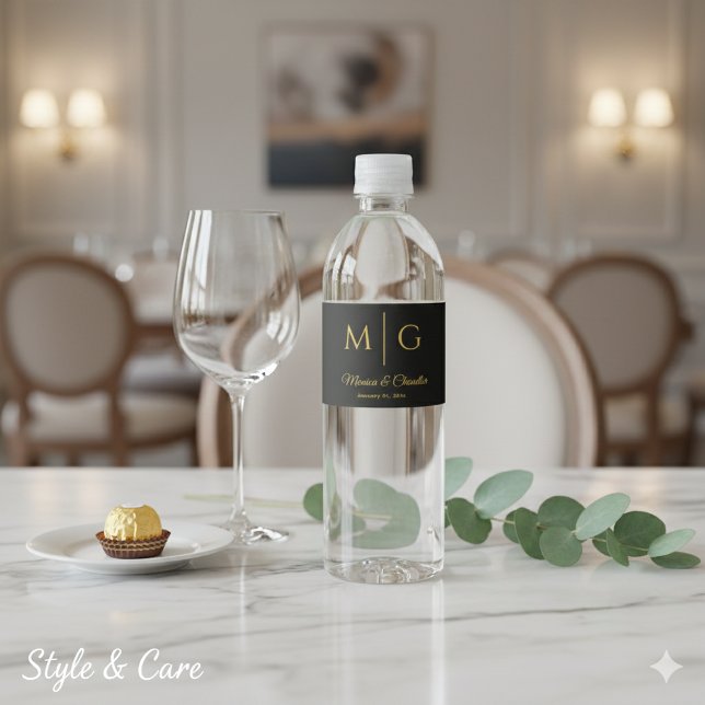 Stilfullt monogram med parnamn svart vattenflaskor etikett (Stylish Monogram With Couple Name Black Water Bottle Label)