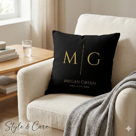 Stilfullt monogram med personligt svart namn kudde