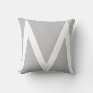 Stilfullt monogram på ljust silvergrå kudde