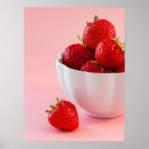 Stiliserad bild på färska röda jordgubbar på rosa poster