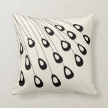 Stiliserat Peacock Feather Modern Black and White Kudde<br><div class="desc">Modern. Minimal. Den här designen användor stiliserade påsfåglar för att skapa en elegant leta efter ditt hem.</div>