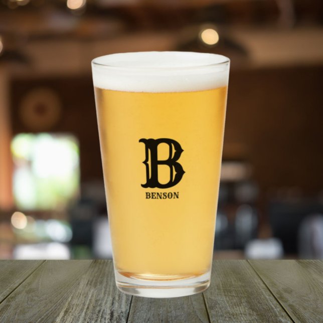 Stiliserat svart-initialt och efternamn glaskopp (In Situ)