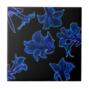 Stilized Neon Blåa blommor Blommigt Kakelplatta
