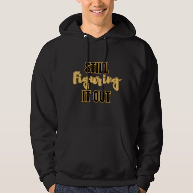 Still Figuring It Out – Funny Motivational Men's Hoodie (Framsida)