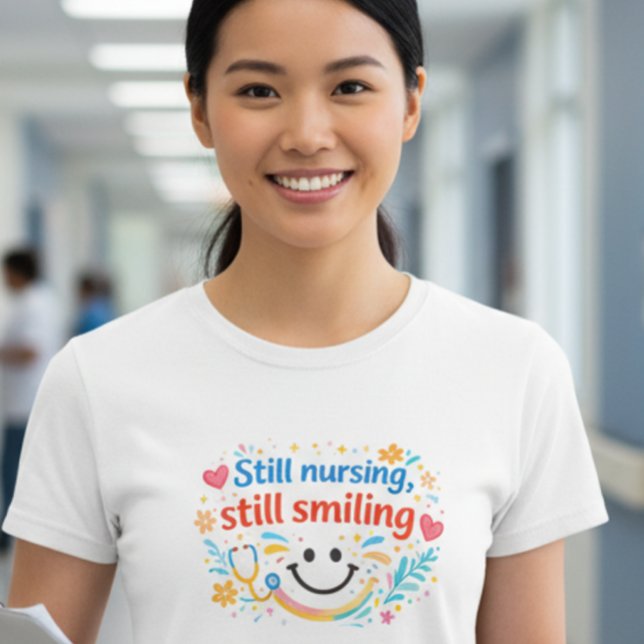 Still Nursing, Still Smilling Nurse T-Shert T Shirt (Skapare uppladdad)