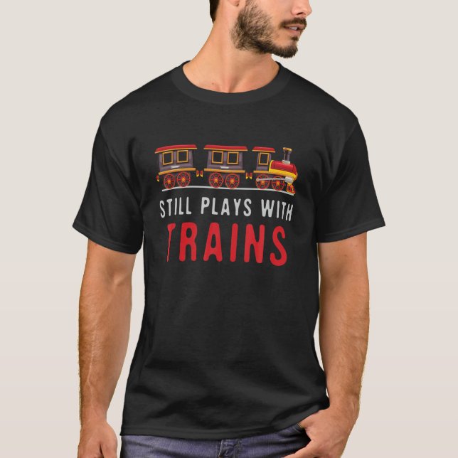 Still Plays With Trains Model Railroad Train Locom T Shirt (Framsida)