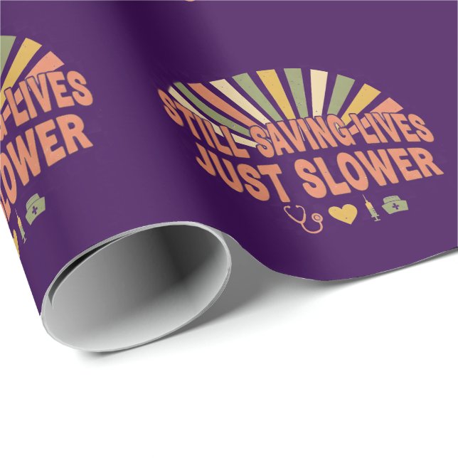 Still Saving Lives Just Slower Funny Retired Nurse Presentpapper (Rullad Hörn)