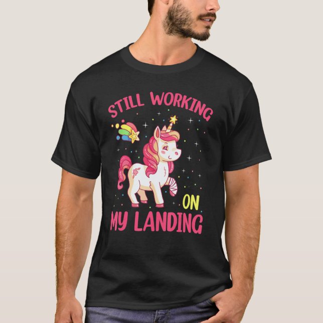 Still Working On My Landing Injury Broken Arm Cute T Shirt (Framsida)