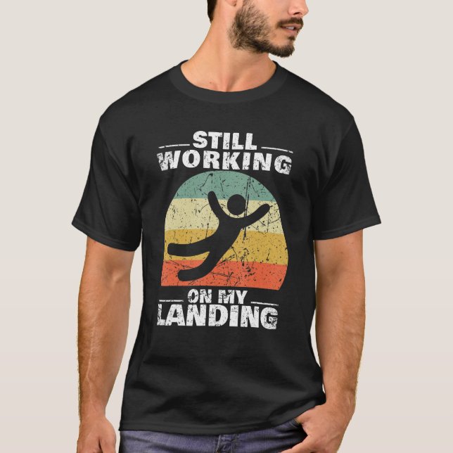 Still Working On My Landing Injury Broken Arm Leg  T Shirt (Framsida)
