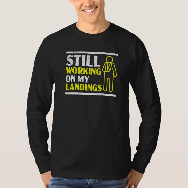 Still Working On My Landings Broken Arm Hand Injur T Shirt (Framsida)