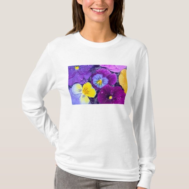 Stilla blommande penséer flyter i fågelbadet med d t-shirt (Framsida)