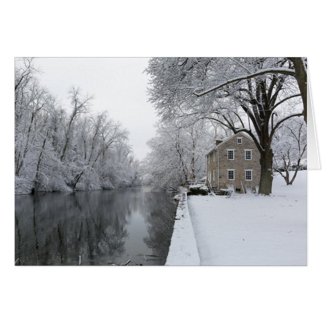 Stilla hus längs lugnt vatten i snö hälsningskort (Framsidan Horizontal)