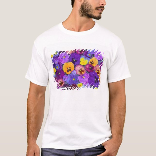 Stilla violbuskar flyter i fågelbad med dagg t shirt (Framsida)