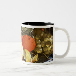 Stilleben av druvor, orangar och en skalad citron Två-Tonad mugg