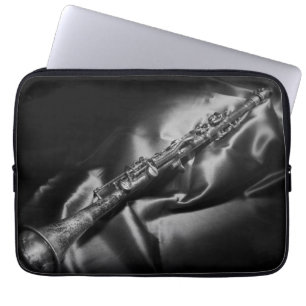 Stilleben med antikt klarinett, svart-vit laptop sleeve