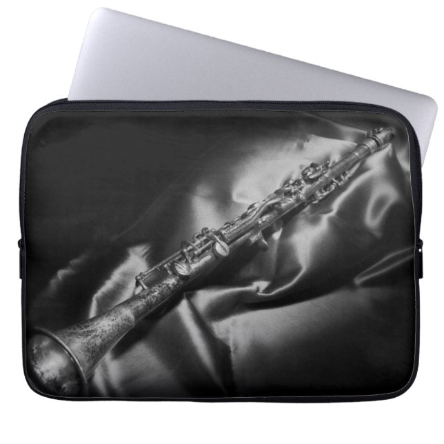 Stilleben med antikt klarinett, svart-vit laptop sleeve (Framsidan)