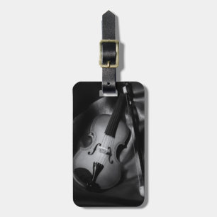 Stilleben svart-vit bild av en violin bagagebricka
