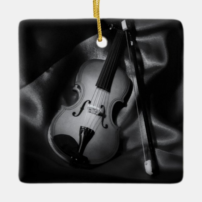 Stilleben svart-vit bild av en violin julgransprydnad keramik (Framsida)