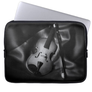 Stilleben svart-vit bild av en violin laptop fodral