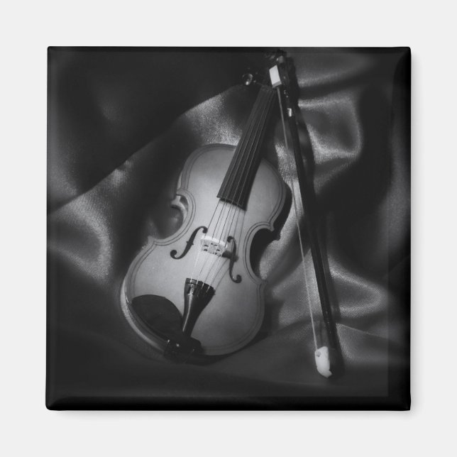 Stilleben svart-vit bild av en violin magnet (Framsidan)